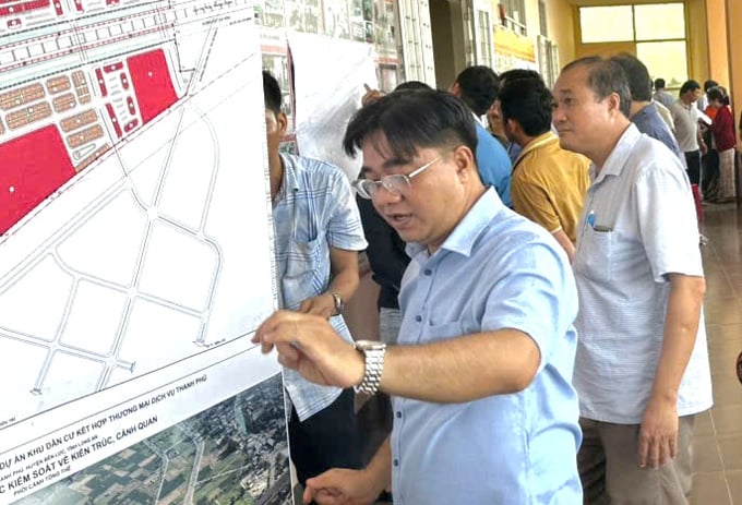 Người dân đến UBND xã Bến Lức nghe công bố phương án bồi thường thực hiện dự án. (Ảnh: Tây Ninh Online).