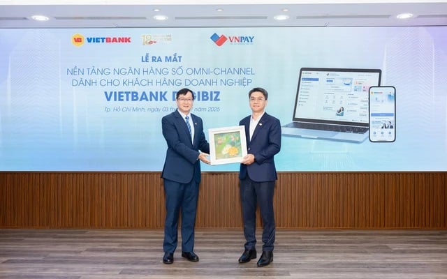 Ngày 3/7/2025, các lãnh đạo thực hiện nghi thức ra mắt Ngân hàng số - Vietbank DigiBiz