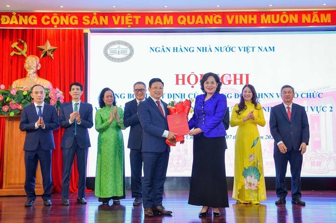 Thống đốc NHNN Nguyễn Thị Hồng trao Quyết định cho ông Võ Minh Tuấn, Giám đốc NHNN chi nhánh Khu vực 2 (Ảnh: SBV).