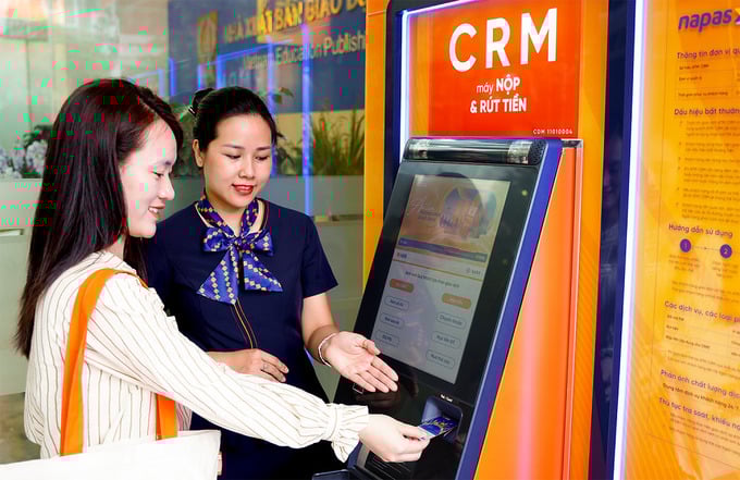 anh 2. Nhân viên SHB hướng dẫn khách hàng sử dụng máy CRM