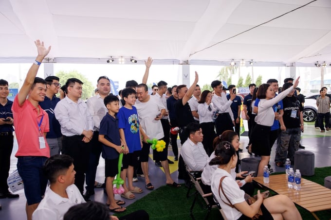 Rất đông khách hàng có mặt tại sự kiện tạo nên không khí sôi động cho sự kiện “Thu xăng – Đổi điện”