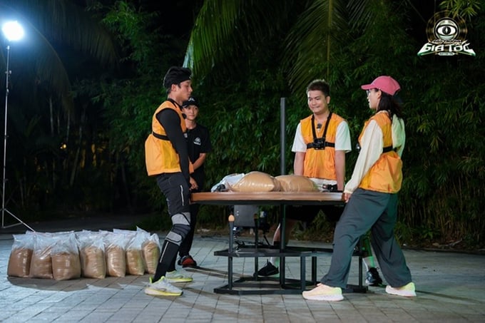 Ngô Kiến Huy “gánh não” đội cam, Cris Phan chèo lái đội xanh toàn thắng.
