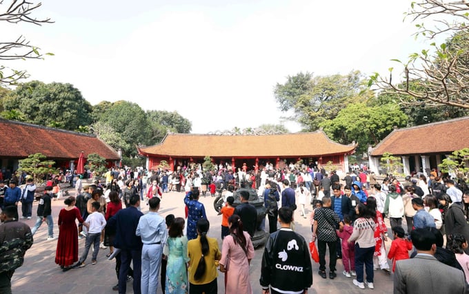 cac-diem-du-lich-khu-di-tich-tai-ha-noi-thu-hut-nguoi-dan-du-xuan-mung-3-tet-3