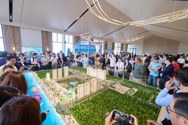 Khách hàng tham quan, trải nghiệm sa bàn Blanca City