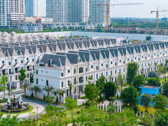 Trong khi mặt bằng giá căn hộ tại khu vực Tây Hồ Tây chạm mốc 300 triệu đồng/m², thị trường lại chứng kiến tình trạng khan hiếm nguồn cung kéo dài – một nghịch lý đang làm thay đổi cục diện thị trường bất động sản cao cấp tại Hà Nội. Ảnh minh họa.
