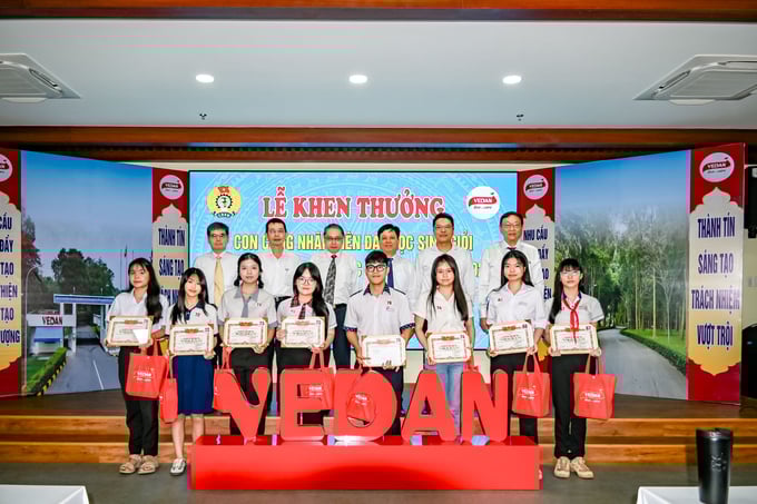 BGĐ Vedan cùng trao học bổng và phần thưởng cho con em cán bộ công nhân viên