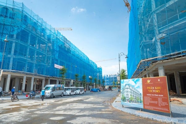 Là dự án nhà phố hàng hiệu hiếm hoi phía Tây Thủ đô có mức giá chỉ từ hơn 11 tỷ đồng, Noble Palace Tay Thang Long sở hữu pháp lý sổ đỏ lâu dài cùng tiến độ sắp bàn giao từ quý 3/2025, giúp gia chủ có thể đưa vào khai thác kinh doanh ngay khi nhận nhà