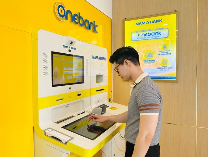 Khách hàng giao dịch tại ONEBANK.