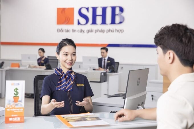 Trên thị trường chứng khoán, SHB tiếp tục khẳng định vị thế với vốn hóa vượt 2,6 tỷ USD. Cổ phiếu SHB có thanh khoản cao, luôn nằm trong nhóm dẫn đầu VN30 và ngành ngân hàng, với khối lượng giao dịch trung bình hơn 70 triệu đơn vị mỗi phiên trong quý 2/2025. Đặc biệt, SHB vừa lập kỷ lục với phiên giao dịch gần 250 triệu cổ phiếu.