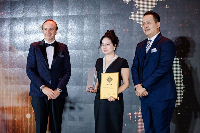 Bà Nguyễn Thị Nga – Phó TGĐ Danko Group nhận giải tại sự kiện