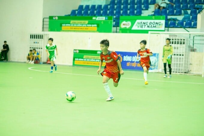 Tiền đạo Quốc Việt (7) của U11 Hưng Yên ghi bàn thắng duy nhất quyết định kết quả chung cuộc