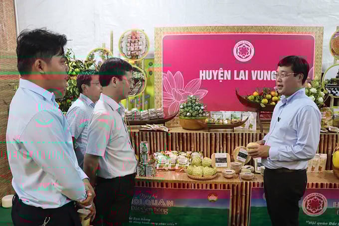 Bí thư Tỉnh ủy Lê Quốc Phong và Chủ tịch UBND Trần Trí Quang thăm gian hàng sản phẩm đặc trưng của huyện Lai Vung (trước đây).