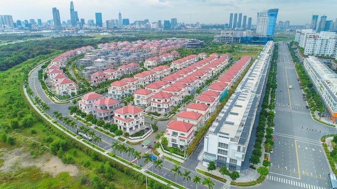 Thị trường nhà liền thổ TP.HCM đang chứng kiến sự phân hóa mạnh mẽ: trong khi phân khúc cao cấp tiếp tục giữ giá ở mức kỷ lục, thì thị trường vùng ven trở thành lựa chọn thay thế hợp lý với dư địa tăng trưởng dài hạn. Ảnh minh họa.