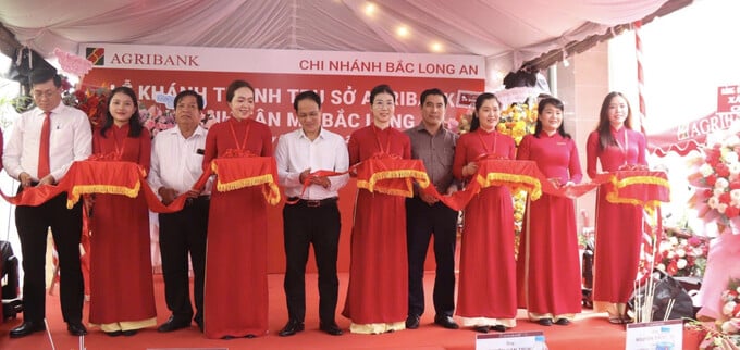 Nghi thức cắt băng khánh thành trụ sở Agribank Chi nhánh Tân Mỹ Bắc Long An vào ngày 9/8.