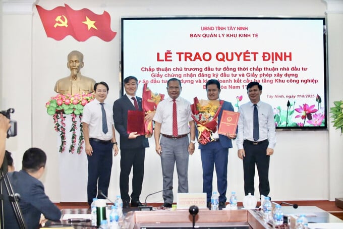 Trao quyết định Dự án Khu công nghiệp Bình Hòa Nam 1 do Công ty TNHH Hoàn Cầu Long An làm chủ đầu tư