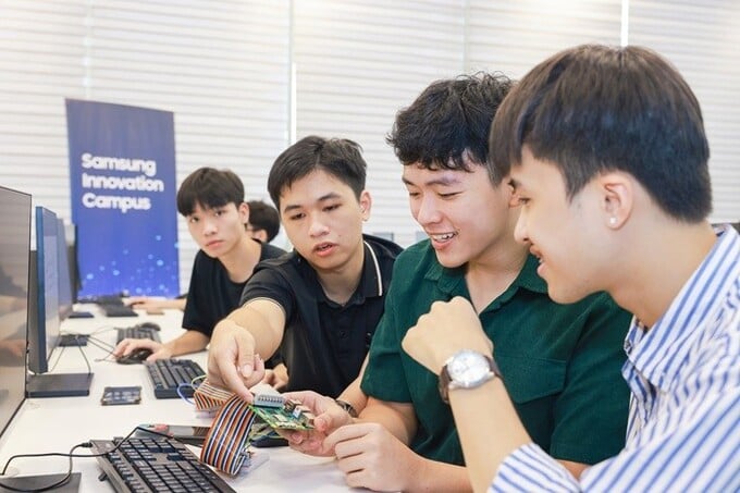 nhom-sinh-vien-hao-hung-trao-doi-kien-thuc-tai-lop-hoc-samsung-innovation-campus-pld-1755072058