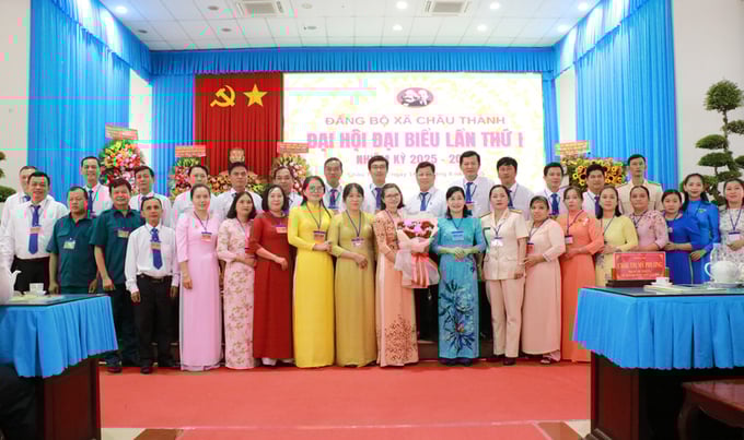 Đồng chí Châu Thị Mỹ Phương, Phó Bí thư Tỉnh ủy, Chủ tịch HĐND tỉnh Đồng Tháp tặng hoa chúc mừng Ban Chấp hành Đảng bộ xã Châu Thành nhiệm kỳ mới
