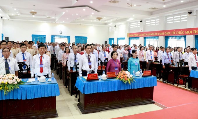 Lãnh đạo tỉnh Đồng Tháp và đại biểu thực hiện nghi thức chào cờ tại Đại hội.