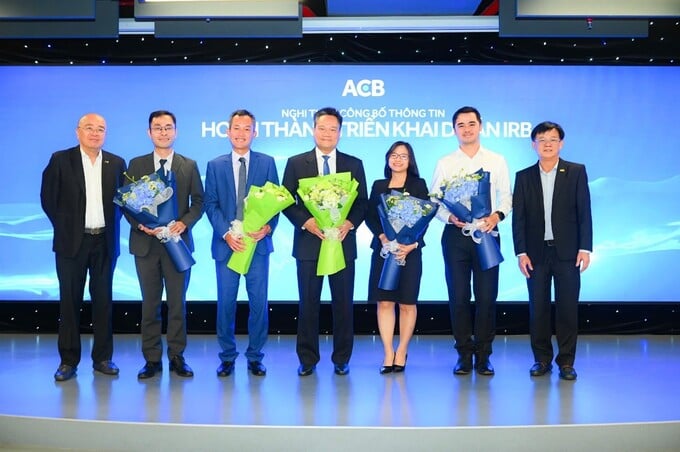 Đại diện KPMG cùng đại điện ban dự án ACB nhận hoa kỷ niệm tại sự kiện