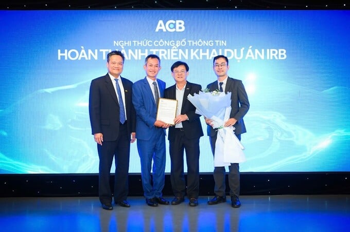 Đại diện KPMG trao thư xác nhận hoàn thành dự án cho ACB