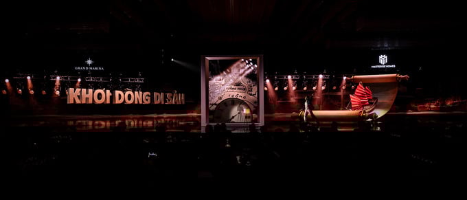 Tiết mục múa ”Khơi dòng di sản” kết hợp cùng thước phim tái hiện dòng chảy lịch sử, được kể lại một cách sống động bằng sự hòa quyện giữa nghệ thuật và công nghệ