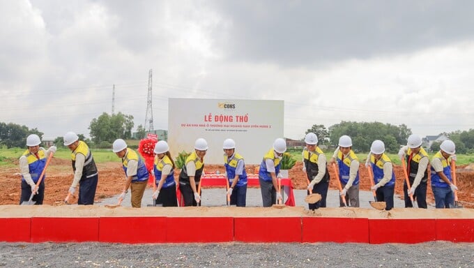 Đại diện chủ đầu tư thực hiện nghi thức động thổ Khu nhà ở thương mại Hoàng Nam Uyên Hưng 2