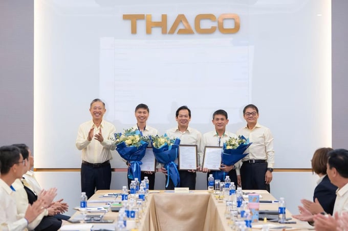 Ban lãnh đạo Thaco trao quyết định và tặng hoa chúc mừng 3 Phó Tổng Giám đốc mới tại cuộc họp sáng 16/8.
