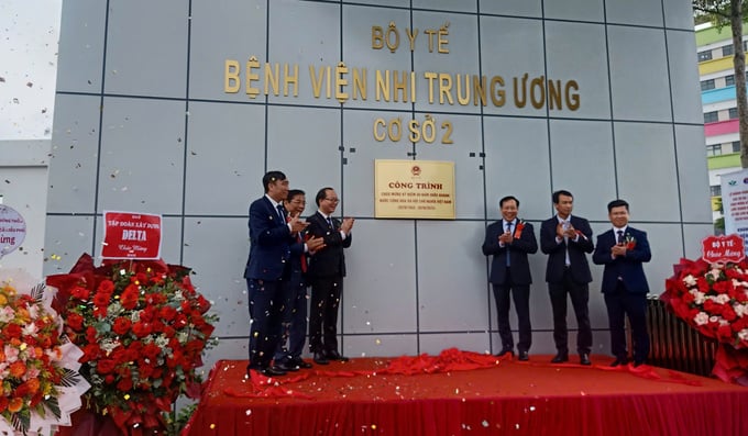 các đại biểu cắt băng bệnh viện nhi
