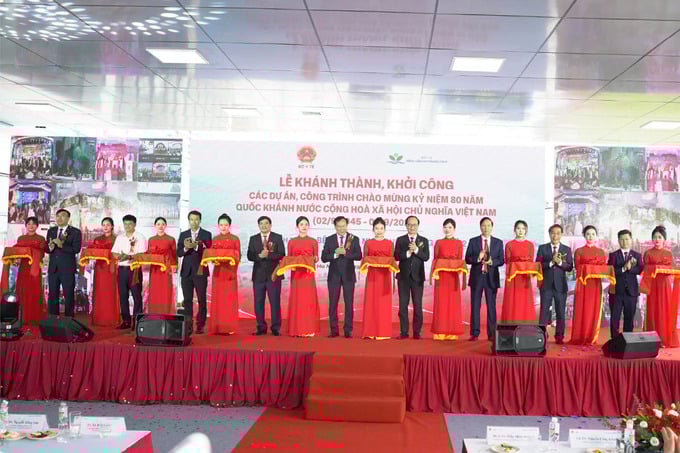 các đại biểu cắt băng khánh thành viện nhi