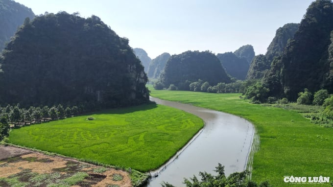 Quần thể danh thắng Tràng An: Được UNESCO công nhận là Di sản văn hóa và thiên nhiên thế giới, Tràng An được ví như một “bảo tàng địa chất ngoài trời”. Du khách đến đây sẽ được chiêm ngưỡng bức tranh thủy mặc sống động, nơi sông nước uốn lượn giữa những dãy núi đá vôi hùng vĩ. Ngồi thuyền xuôi theo dòng Sào Khê, bạn sẽ được khám phá vẻ đẹp kỳ thú của hang động, cùng những đền, phủ cổ kính phủ màu thời gian.

    
Tam Cốc - Bích Động: Nơi đây được mệnh danh là 