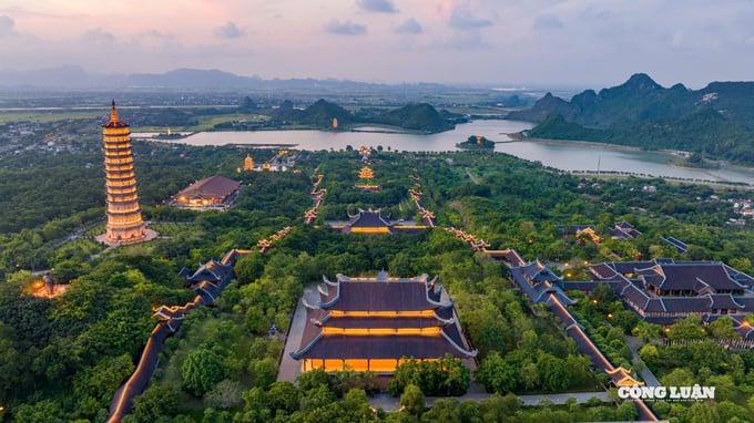 Hang Múa: Với 486 bậc thang đá dẫn lên đỉnh núi Ngọa Long, Hang Múa là điểm đến lý tưởng cho những ai yêu thích chinh phục và ngắm nhìn toàn cảnh Tam Cốc từ trên cao. Từ đỉnh núi, du khách sẽ choáng ngợp trước vẻ đẹp hùng vĩ của đồng lúa, sông nước và núi non trùng điệp. Nơi đây cũng là điểm check-in nổi tiếng, được ví như “Vạn Lý Trường Thành của Việt Nam”.
    
Chùa Bái Đính: Là một trong những ngôi chùa lớn nhất Việt Nam, chùa Bái Đính gây ấn tượng với kiến trúc hoành tráng và nhiều kỷ lục cấp quốc gia, châu Á. Quần thể gồm chùa cổ và chùa mới, nổi bật với các công trình như Bảo Tháp, cổng Tam Quan, Điện Tam Thế, Điện Pháp Chủ... Đến đây, du khách không chỉ được chiêm bái, cầu an mà còn có dịp khám phá nét đẹp văn hóa và kiến trúc Phật giáo độc đáo.
    
Vườn quốc gia Cúc Phương: Là vườn quốc gia đầu tiên của Việt Nam. Nơi đây sở hữu hệ sinh thái rừng nhiệt đới phong phú, nhiều loài động thực vật quý hiếm và những cây cổ thụ hàng ngàn năm tuổi.
    Đầm Vân Long: Đầm Vân Long là Khu bảo tồn đất ngập nước lớn nhất đồng bằng Bắc Bộ, với diện tích hơn 2.736 ha. Nơi đây giữ hai kỷ lục Việt Nam: có số lượng voọc mông trắng nhiều nhất và sở hữu “bức tranh tự nhiên lớn nhất” – núi Mèo Cào. Khu vực này còn nổi bật với khoảng 1.000 hang động đẹp và thảm thực vật đặc trưng của hệ sinh thái núi đá vôi.
    Chùa Tam Chúc: Được biết đến là một trong những ngôi chùa lớn nhất thế giới, nơi đây không chỉ sở hữu cảnh quan thiên nhiên hoang sơ, hùng vĩ như chốn bồng lai, mà còn là trung tâm nuôi dưỡng, phát triển và lan tỏa các giá trị văn hóa Phật giáo mang tầm quốc tế.