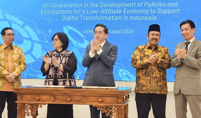Ông Febrian Alphyanto Ruddyard - Thứ trưởng Bappenas, bà Teni Widuriyanti - Tổng Thư ký Bappenas, ông Trần Kim Chung - Chủ tịch CT Group, ông Rachmat Pambudy - Bộ trưởng Bappenas, ông Tạ Văn Thông - Đại sứ Việt Nam tại Indonesia.