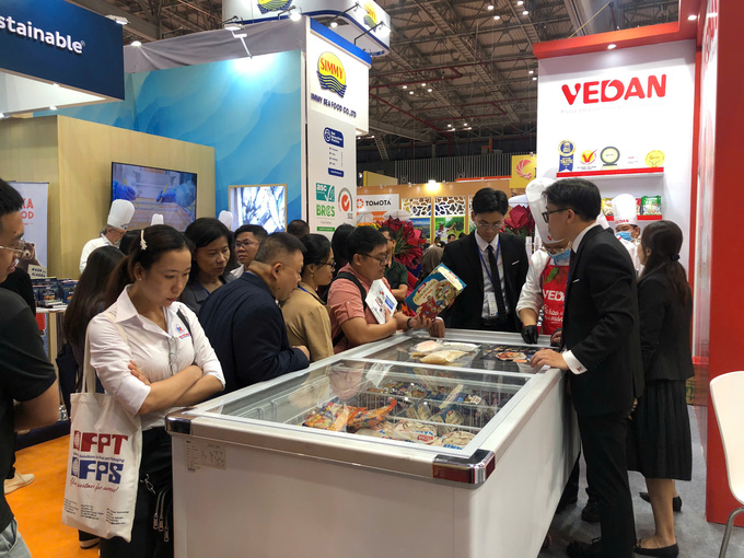 Đông đảo khách hàng tham quan và mua sắm tại gian hàng của VEDAN