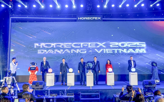 Các đại biểu nhấn nút khai mạc sự kiện