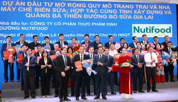 dai-dien-nutifood-nhan-hoa-cua-lanh-dao-tinh-quang-nam-tai-hoi-nghi-xuc-tien-dau-tu-tinh-gia-lai-1