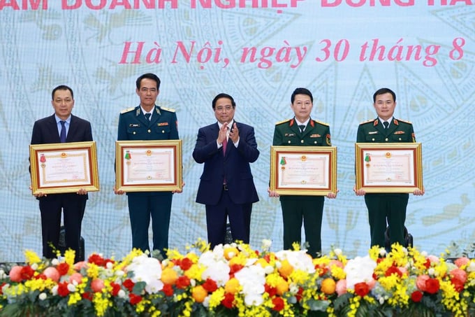 Thủ tướng Phạm Minh Chính trao Huân chương Bảo vệ Tổ quốc hạng Nhất tặng Tập đoàn Công nghiệp - Viễn thông Quân đội (Viettel) và Ngân hàng TMCP Quân đội (MB); trao Huân chương Bảo vệ Tổ quốc hạng Nhì cho Binh đoàn 18 và Tập đoàn Điện lực Việt Nam (EVN).
