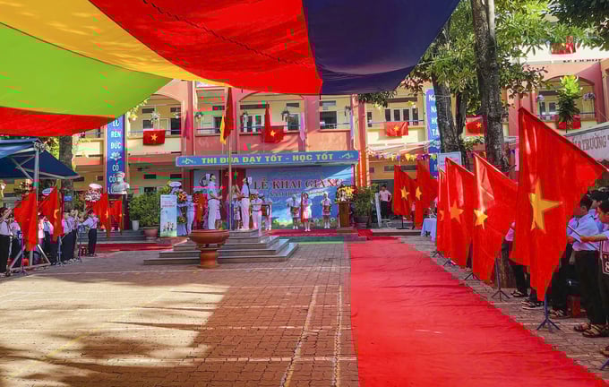 Buổi lễ diễn ra trong không khí trang trọng, ấm cúng nhưng cũng không kém phần sôi nổi