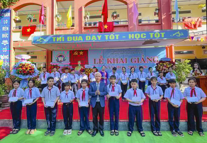 Đặc biệt trong buổi lễ, nhà trường đã tổ chức trao tặng 56 suất học bổng cho các em học sinh có hoàn cảnh khó khăn nhưng đã nỗ lực vươn lên trong học tập