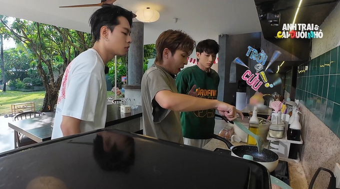 Những khoảnh khắc anh trai Isaac vỗ về “cái đuôi nhỏ” Danil hay HURRYKNG ngọt ngào chăm chút cho “công chúa” UYU viral khắp cõi mạng bởi sự kiên nhẫn, nhẹ nhàng của các anh trai và nét đáng yêu của các em bé.