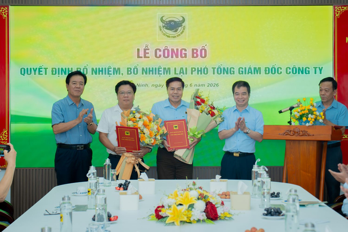 Ông Nguyễn Văn Thiệu (bên phải), Chủ tịch HĐQT và ông Ngô Văn Đông, Tổng Giám đốc trao quyết định bổ nhiệm Phó Tổng Giám đốc cho ông Lê Tuấn Dũng (thứ hai từ trái qua phải) và ông Võ Văn Phu (thứ ba từ trái qua phải).