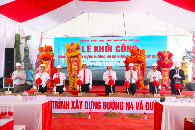 Lãnh đạo phường Phú Thuận, đại diện các doanh nghiệp thực hiện nghi thức khởi công đường N4, D2