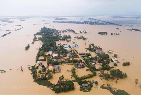 Miền trung chìm trong biển nước, đang rất cần sự chung tay hỗ trợ của người dân cả nước