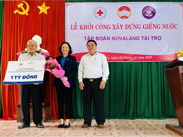 Đại diện Novaland cùng lãnh đạo địa phương tại lễ khởi công xây dựng 200 giếng nước.