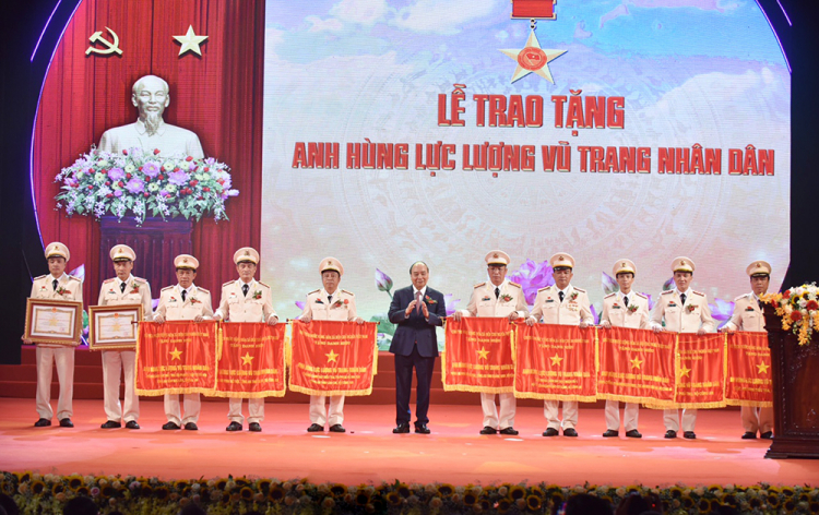 Thu tuong trao danh hieu Anh hung luc luong vu tra