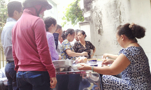Xếp hàng ăn bánh 'mắng', phở 'chửi' ở Sài Gòn 