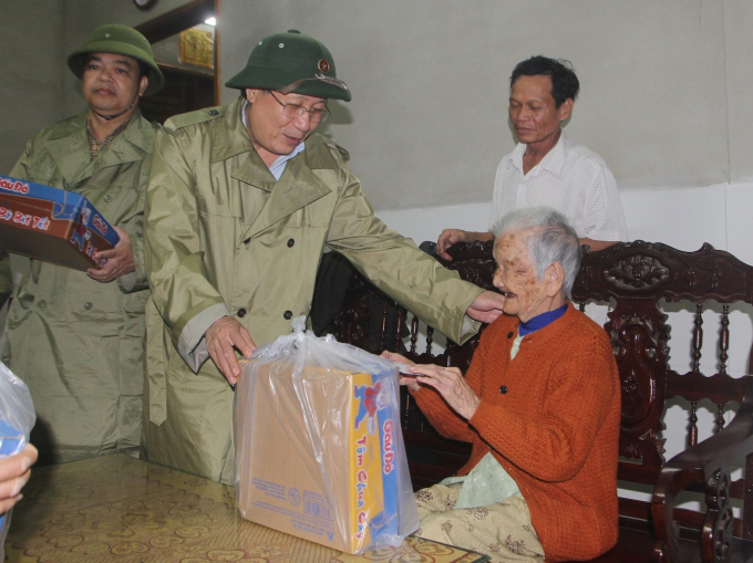 Lãnh đạo tỉnh Quảng Trị thăm hỏi người dân bị ảnh hương bởi mưa lũ. (Ảnh VGP)