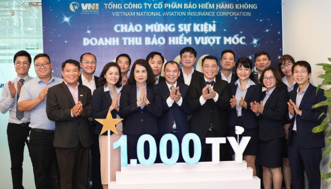 Ban lãnh đạo Bảo hiểm Hàng không chúc mừng sự kiện doanh thu bảo hiểm vượt mốc 1.000 tỷ đồng trong năm 2019