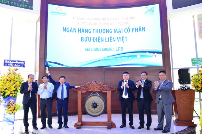 Ông Phạm Doãn Sơn, Tổng Giám đốc LienVietPostBank thực hiện nghi thức đánh cồng khai trương cổ phiếu LPB giao dịch phiên đầu tiên tại HOSE