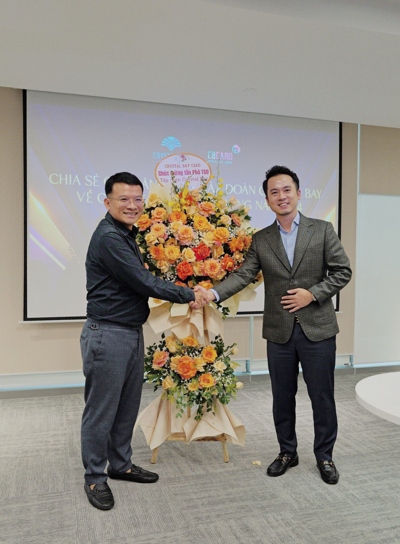 Tổng Giám Đốc CBC, Ông Nguyễn Đỗ Thành Công (bên phải) trao tặng lẵng hoa chúc mừng Phó Tổng Giám Đốc CBG, Ông Trần Đình Dũng (bên trái) trong buổi nhậm chức