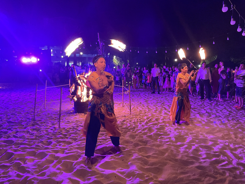Ảnh 4: Trình diễn nghệ thuật múa lửa tại Cam Ranh Riviera Beach Resort & Spa